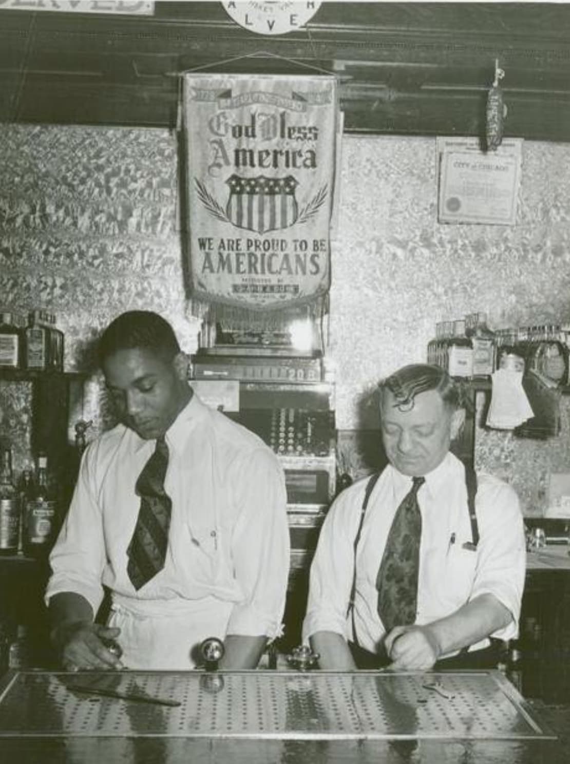 22 Old-School Photos of the Boys Having a Beer